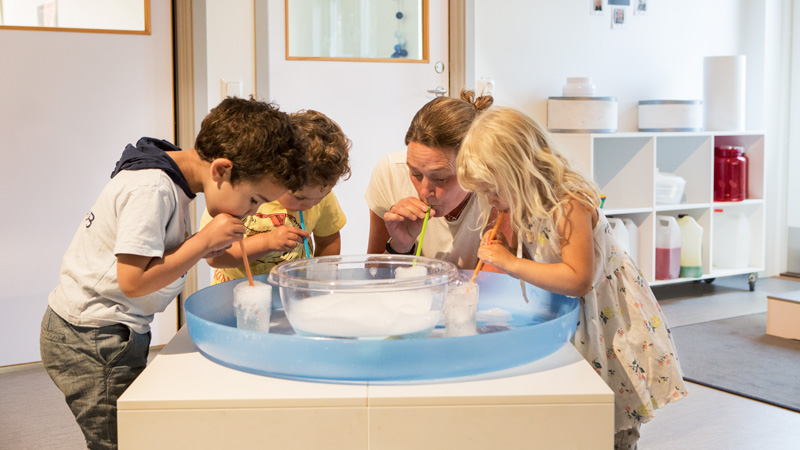 Skumma vatten med sugrör.